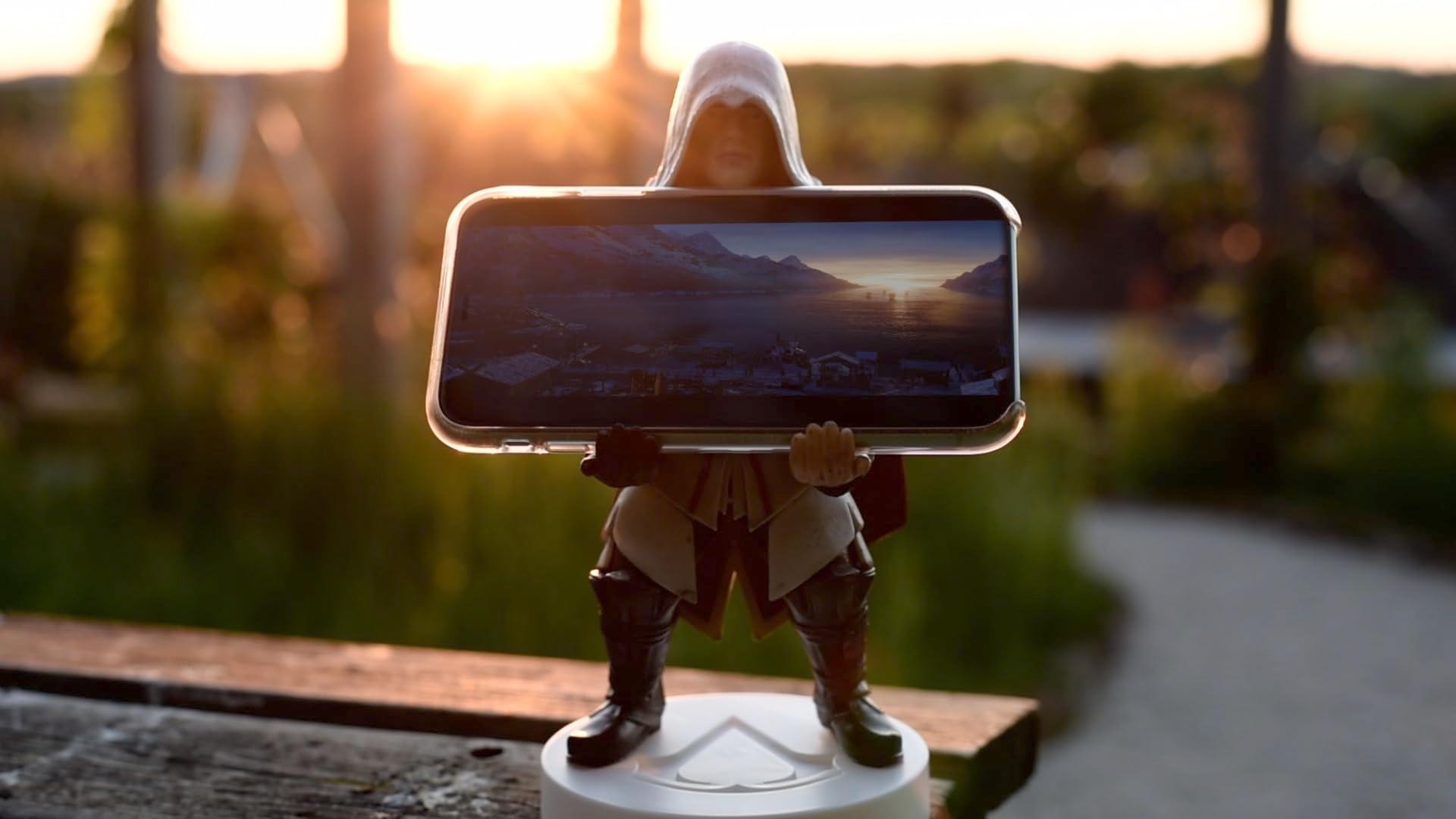Cableguys Assassin's Creed Ezio Gaming Figure - Accessory Stand for Controller or Smartphone - USB Cable Included - 20 cm - Image 5