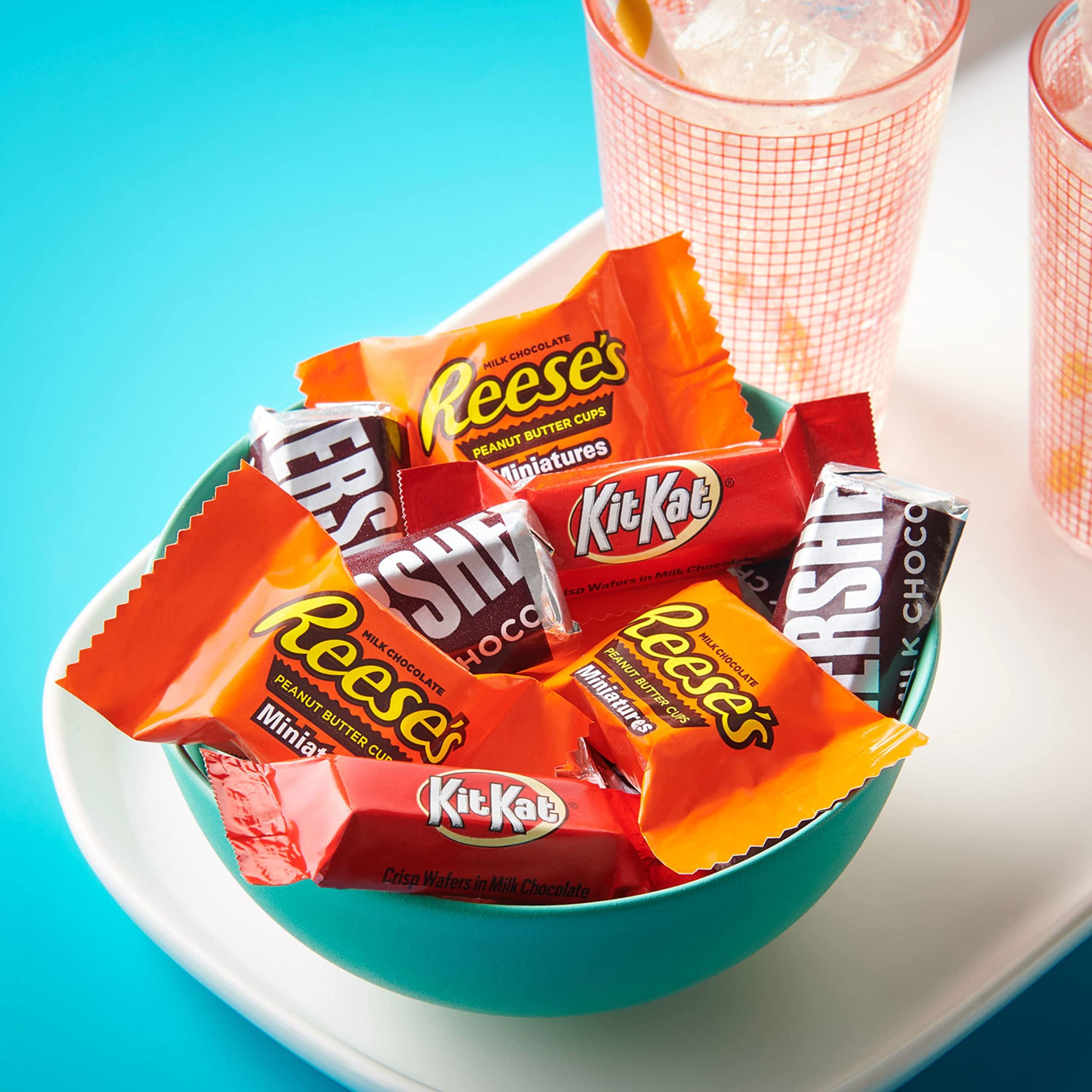 HERSHEY'S, KIT KAT and REESE'S Assorted Milk Chocolate Candy Variety Bag, 80.39 oz (265 Pieces) - Image 4
